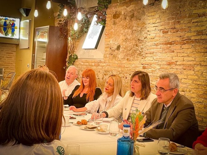 La candidata del PSOE a la Alcaldía de Zaragoza, Lola Ranera, en una reunión con representantes de UPTA
