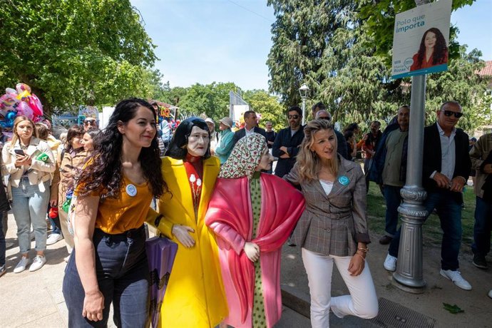 La candidata a la Alcaldía de Santiago por Compostela Aberta (CA), María Rozas (izda) y la vicepresidenta segunda y ministra de Trabajo y Economía Social, Yolanda Díaz (dcha)