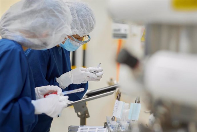 Dos trabajadores en un laboratorio.