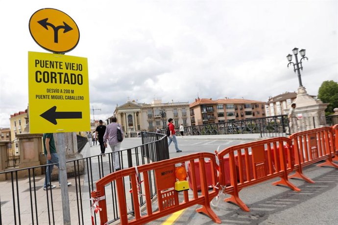 Un cartel que impide el paso en el Puente de los Peligros, a 18 de mayo de 2023, en Murcia (España).