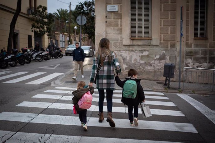 Archivo - Dos niñas de la mano con una mujer en Barcelona, Cataluña, (España).