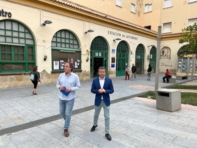 Millán junto a la estación de autobuses y con el hotel Rey Fernando a su espalda