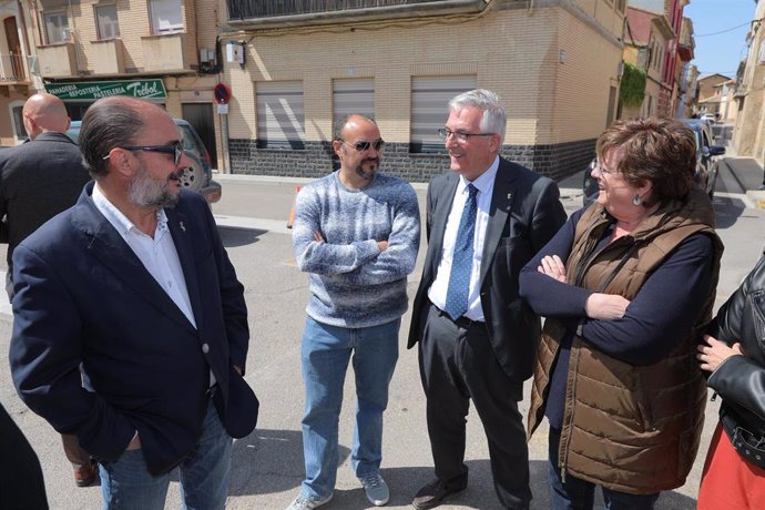 El presidente del Gobierno de Aragón, Javier Lambán, y el consejero de Agricultura, Joaquín Olona, en Torres de Berrellén.