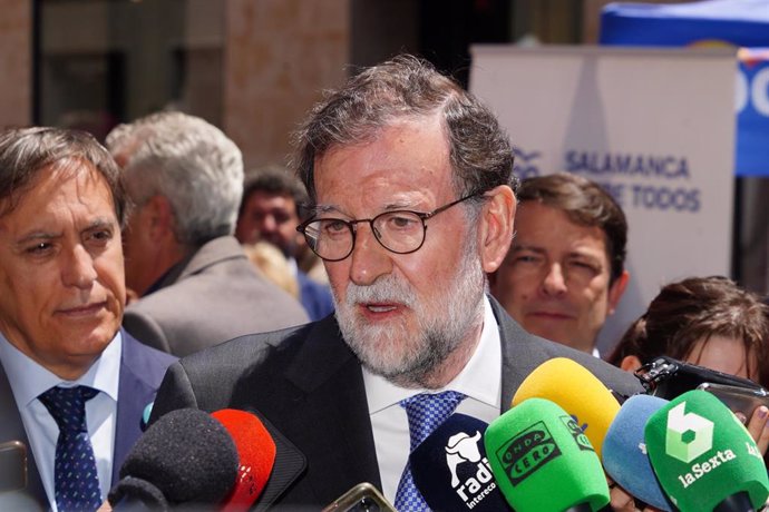 El expresidente del Gobierno Mariano Rajoy atiende a medios a su llegada a un acto de campaña previo a las elecciones del 28M, en la Plaza del Liceo, a 18 de mayo de 2028, en Salamanca, Castilla y León (España). 