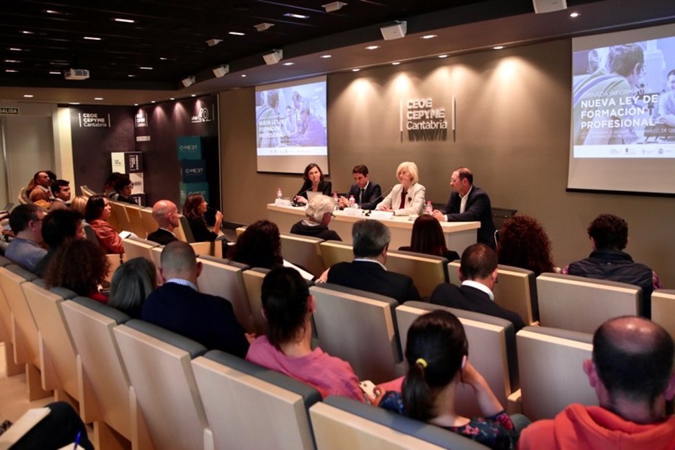 La consejera de Educación y Formación Profesional, Marina Lombó, en la jornada sobre la nueva ley de FP