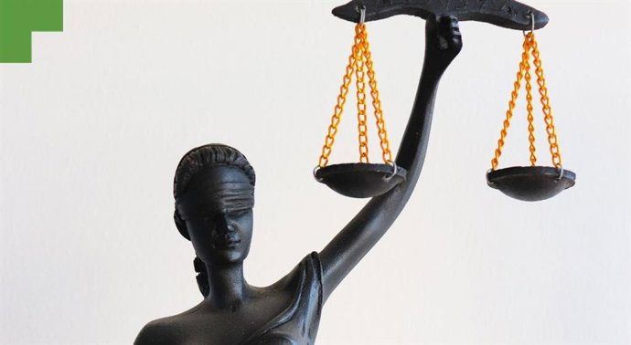 Mujer con los ojos tapados y una balanza que representa a la Justicia.