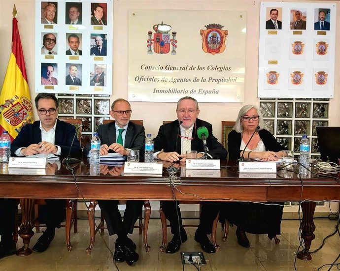 Carles Sala, asesor jurídico especializado en políticas públicas de Vivienda; José Merino, asesor jurídico del Consejo General; Gerard Duelo Ferrer, presidente del Consejo General y del COAPI de Barcelona; y Montserrat Junyent, asesora jurídica del Cons