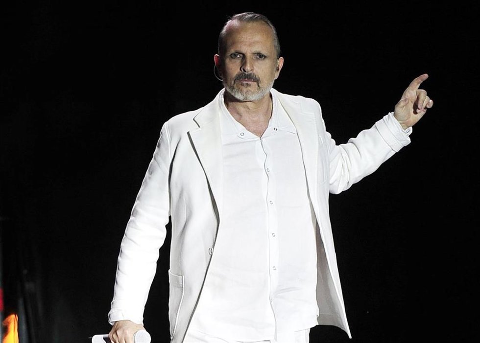 Archivo - El pasado lunes Miguel Bosé llegó al escenario del Recinto Ferial de Torrejón de Ardoz con uno de sus exclusivos conciertos dentro de la gira Amo Tour 2016. Este año el cantante recorrerá algunas de las ciudades más importantes de España c