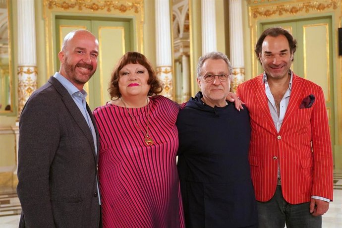 El director artístico del Liceu, Víctor Garcia de Gomar; la soprano rusa Elena Pankratova; el director musical Josep Pons y el tenor austriaco Nikolai Schukoff