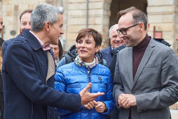 La ministra de Política Territorial y portavoz del Gobierno, Isabel Rodríguez (PSOE), junto a los candidatos del PSOE a la Presidencia de Cantabria, Pablo Zuloaga (izda), y a la Alcaldía de Reinosa, Sergio Balbontín