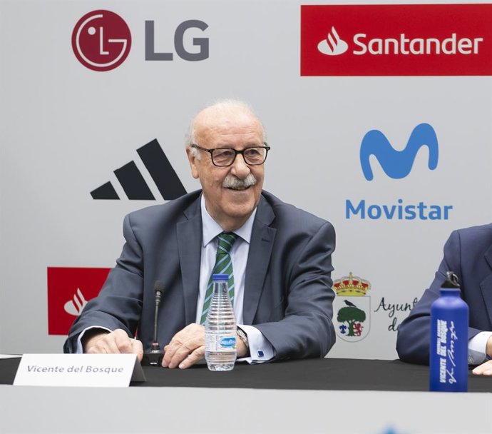 Archivo - El ex seleccionador nacional de fútbol Vicente del Bosque en la presentación de la decimotercera edición de su campus de verano en el Work Café Santander de Recoletos en Madrid.