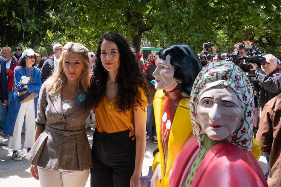 La vicepresidenta segunda y ministra de Trabajo y Economía Social, Yolanda Díaz (i) y la candidata a la Alcaldía de Santiago por Compostela Aberta (CA), María Rozas (d), junto al monumento de 'Las Marías', durante las Fiestas de la Ascensión, a 18 de ma