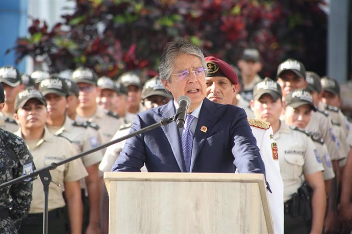 Archivo - Guillermo Lasso, presidente de Ecuador, en una ceremonia de entrega de medallas a policías en Guayaquil