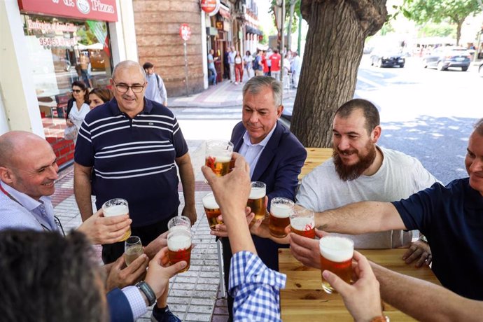 Sanz comparte una cerveza con hosteleros de Sevilla