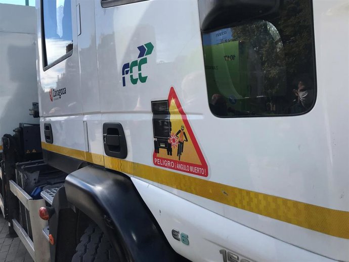 Archivo - Señal de alerta de ángulo muerto en una vehículo de parques y jardines