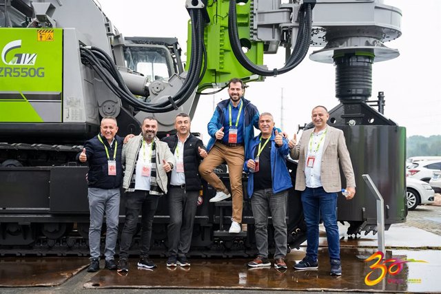 The photo shows foreign visitors participating in the technology exhibition held by Zoomlion Heavy Industry Science & Technology at the Zoomlion Smart Industry City in Changsha, capital of central China's Hunan Province on May 11, 2023.