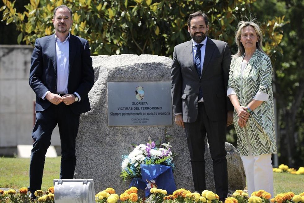 El candidato del PP a la Presidencia de Castilla-La Mancha, Paco Núñez, junto al presidente del PP vasco, Carlos Iturgaiz y la candidata del PP en Guadalajara, Ana Guarinos.