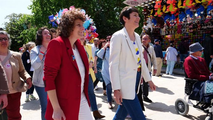 La candidata del BNG a la Alcaldía de Santiago, Goretti Sanmartín, y la portavoz nacional de la formación, Ana Pontón, en las fiestas de la Ascensión