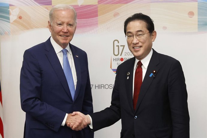 18 May 2023, Japan, Hiroshima: US President Joe Biden (L) and Japan's Prime Minister Fumio Kishida shake hands ahead of a bilateral meeting on the sidelines of the Group of Seven (G7) leaders Summit in Hiroshima. Photo: Rodrigo Reyes Marin/ZUMA Press Wi