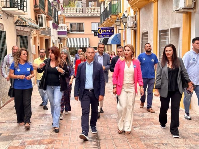 La consejera ha mostrado su apoyo al candidato 'popular' a la Alcaldía de Benalmádena.