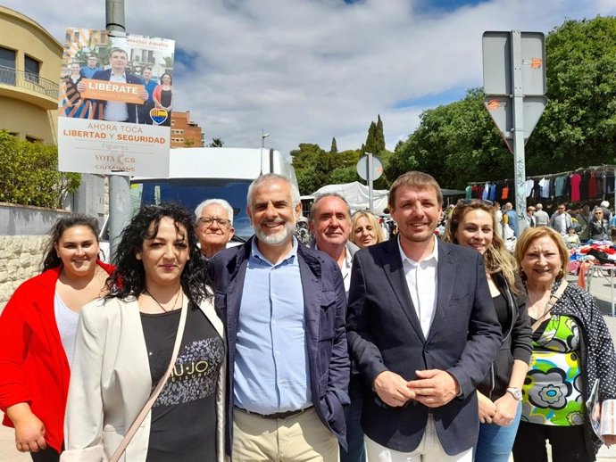 El líder de Cs a Catalunya, Carlos Carrizosa, amb l'alcaldable de Cs a Figueres (Girona), Héctor Amelló, i membres de la seva candidatura