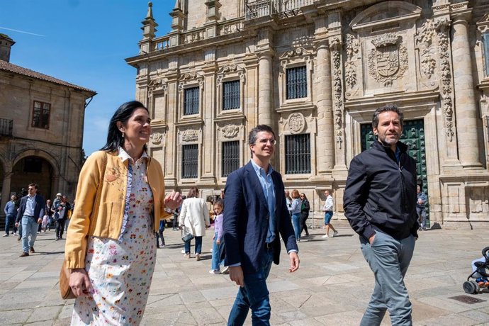 (I-D) La secretaria general del PPdeG, Paula Prado; el portavoz de campaña del Partido Popular, Borja Sémper; y el candidato popular  a la Alcaldía de Santiago; Borja Verea; durante una visita a la ciudad, a 18 de mayo de 2023, en Santiago de Compostela