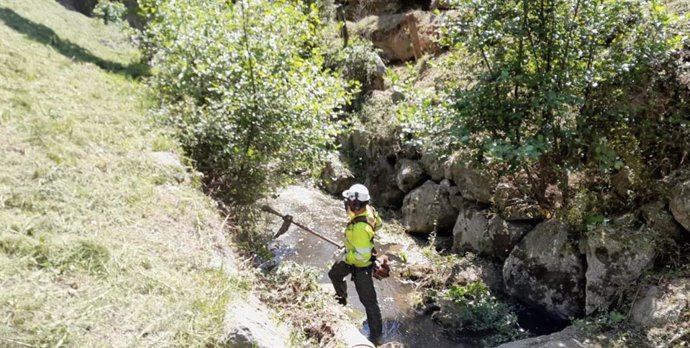 CHC inicia la reparación de la senda y el cauce del río Viao en Nava 