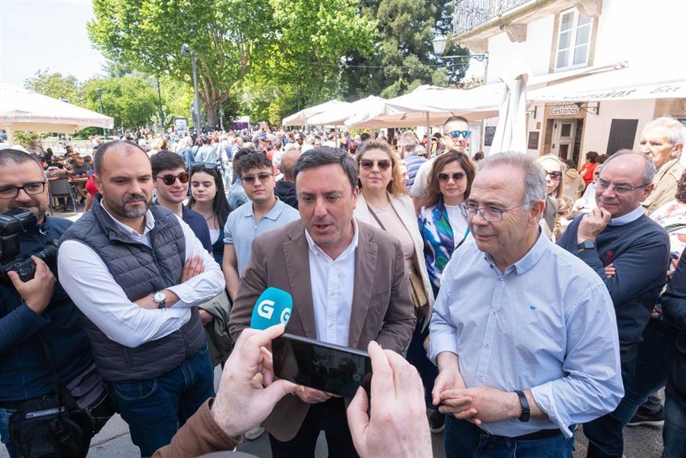 El secretario xeral del PSdeG, Valentín González Formoso, y el alcalde de Santiago y candidato del PSOE a la relección, Xosé Sánchez Bugallo, en las fiestas de la Ascensión