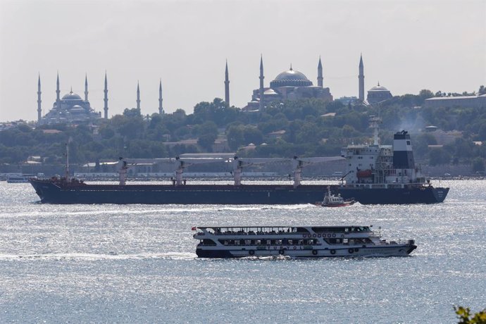 Archivo - August 3, 2022, Istanbul, Turkey: Sierra Leone-flagged cargo ship Razoni carrying 26,000 tons of corn from Ukraine passes through the Bosphorus in Istanbul, Turkey. Within the scope of the ''Safe Shipment of Grain and Foodstuffs from Ukrainian