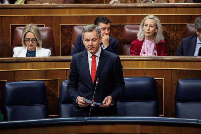 El ministro de Sanidad, José Miñones, durante una sesión de control al Gobierno, en el Congreso de los Diputados, a 17 de mayo de 2023, en Madrid (España).