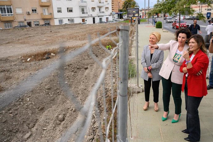 En el centro, la candidata a la Alcaldía de Almería, María del Mar Vázquez, visita una parcela junto con las compañeras de su lista Eloísa Cabrera y Ana Martínez Labella.