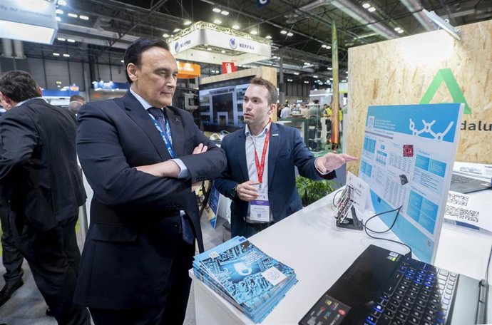 El consejero de Universidad, Investigación e Innovación, José Carlos Gómez Villamandos, durante su visita al pabellón de Andalucía en la Feindef. 