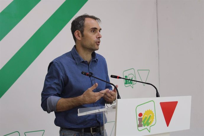 El coordinador general de IU Andalucía, Toni Valero, en rueda de prensa en una foto de archivo.