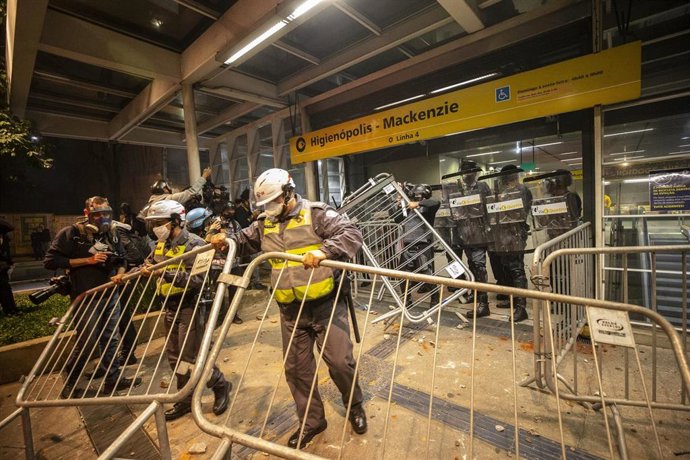 Archivo - Trabajadores en Brasil