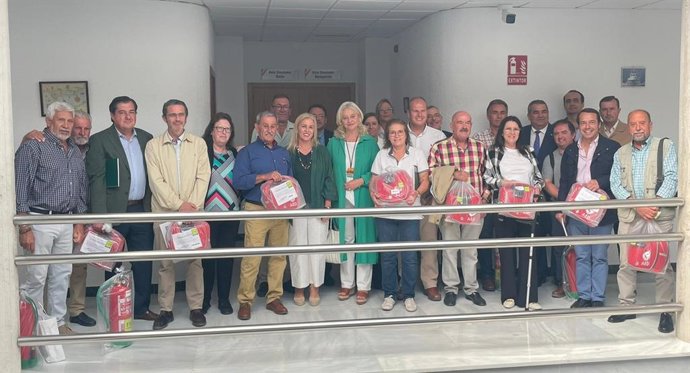 Colombo en la entrega de desfibriladores y extintores para una Romería del Rocío Segura.