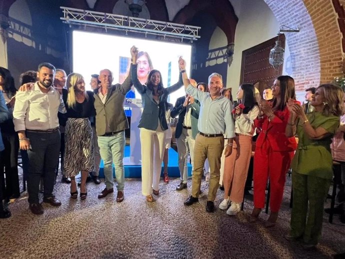 El coordinador general del PP, Elías Bendodo, en el acto de presentación de la candidata a la Alcaldía de Écija, Silvia Heredia.