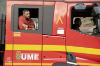 La UME despliega 120 efectivos en el incendio en Pinofranqueado, que ha obligado a confinar a 80 vecinos de Ovejuela