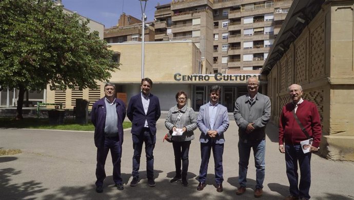 El alcalde de Huesca y candidato a la reelección por el PSOE, Luis Felipe, con otros candidatos de este partido.