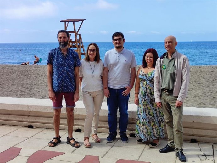 En el centro, el candidato de la coalición Con Andalucía al Ayuntamiento de Almería, Alejandro Lorenzo.