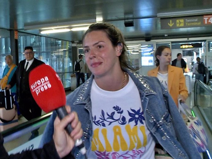 Laura Matamoros regresa de Ibiza junto a su hermana Anita y responde si ve posible una reconciliación entre su padre y la influencer