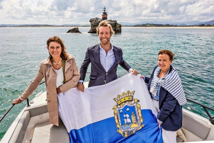 El candidato del PRC a la Alcaldía de Santander, Felipe Piña, junto a la vicesecretaria de Organización del PRC, Paula Fernández (izda), en una visita a la Isla de Mouro