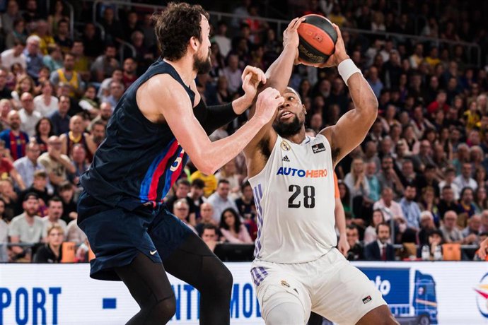 Archivo - Guerschon Yabusele of Real Madrid in action against Serta Sanli of FC Barcelona during the ACB Liga Endesa match between FC Barcelona and Real Madrid at Palau Blaugrana on April 16, 2023 in Barcelona, Spain.
