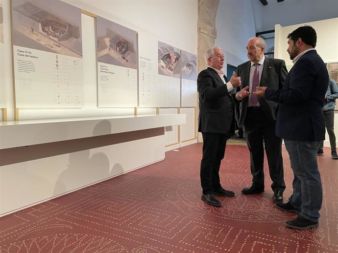 El presidente de la DPT, Manuel Rando, ha asistido a la inauguración de la exposición.