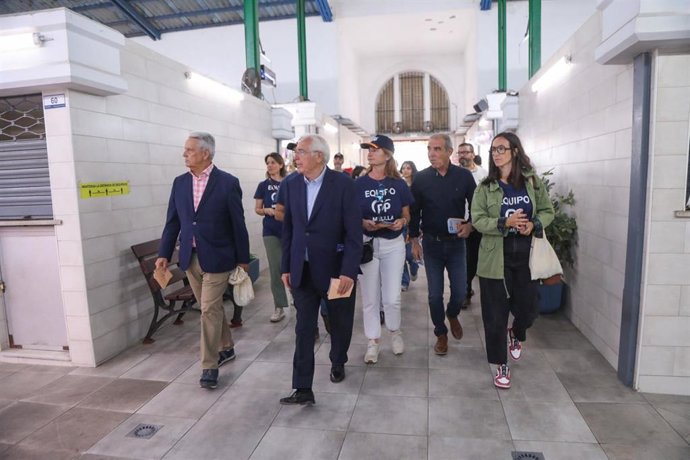 Imbroda y otros miembros del PP este jueves de campaña en uno de los mercados de Melilla