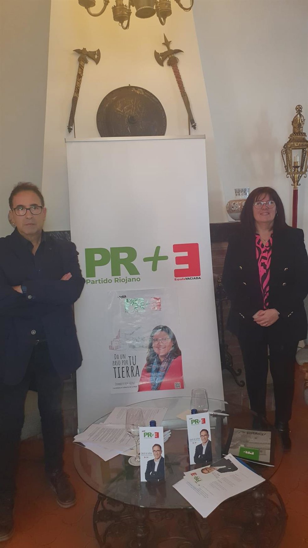 El candidato a la Alcaldía del Ayuntamiento de Calahorra por la Coalición Partido Riojano+España Vaciada, Carlos de La Riva, y la Responsable de La Rioja Baja y candidata al Ayuntamiento de Arnedo, Rita Beltrán