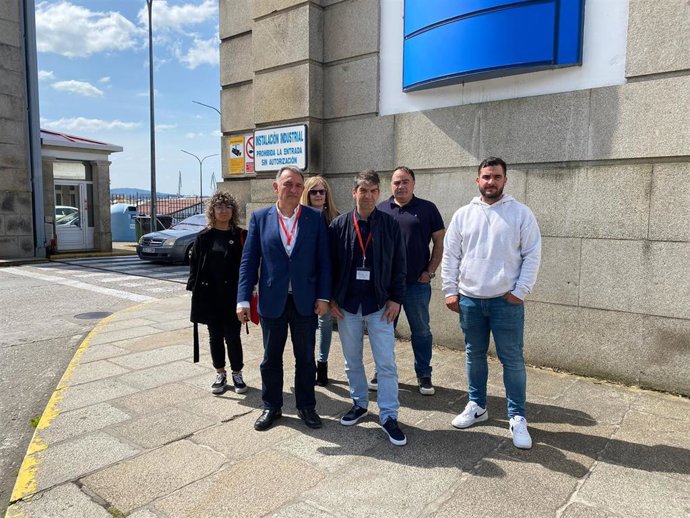 El secretario general del PCE, Enrique Santiago, y el candidato de Ferrol en Común a la Alcaldía, Jorge Suárez, se reúnen con el comité de empresa de Navantia.
