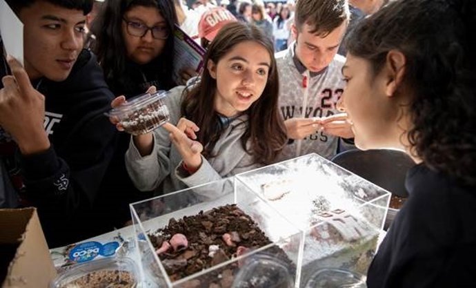 Más de 800 estudiantes de distritos vulnerables de Madrid y Sevilla participan en la 'IV Feria Ciencia en el Barrio'