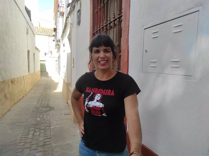 La portavoz de Adelante de Adelante Andalucía, Teresa Rodríguez, en una calle del casco histórico de Córdoba.