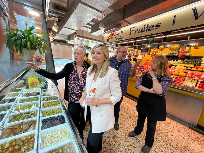 La portavoz nacional de Cs, Patricia Guasp, y la candidata en Barcelona, Anna Grau, en el Mercat de La Marina