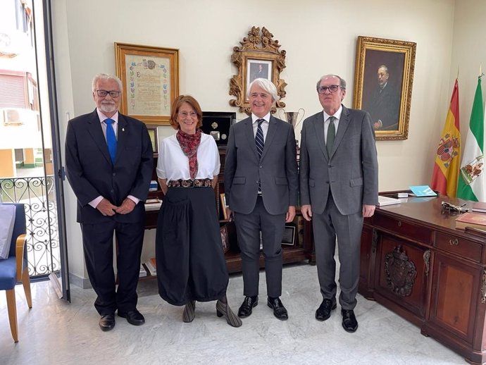 El Defensor del Pueblo, Ángel Gabilondo, junto a Jesús Maeztu Gregorio de Tejada, Defensor del Pueblo de Andalucía; y Esther Giménez-Salinas Colomer, Defensora del pueblo de Cataluña, junto al decano de la Abogacía de Málaga, Salvador González.